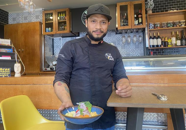 Ray, propietario del restaurante Lima Café con su ceviche