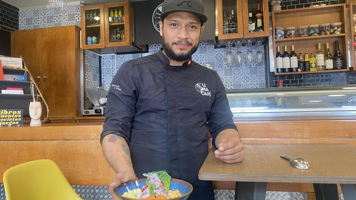 Ray, propietario del restaurante Lima Café con su ceviche