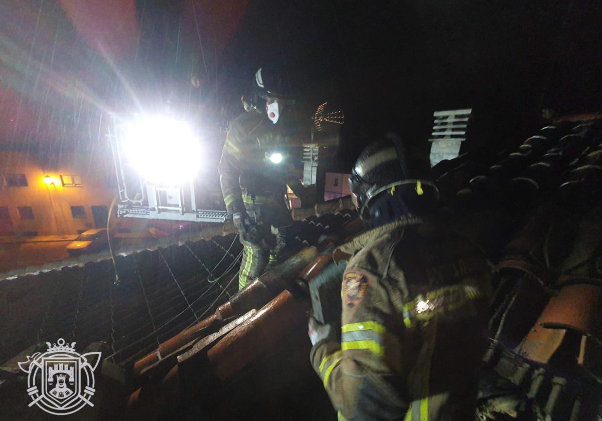 Los bomberos tuvieron que atajar las llamas desde la cubierta.