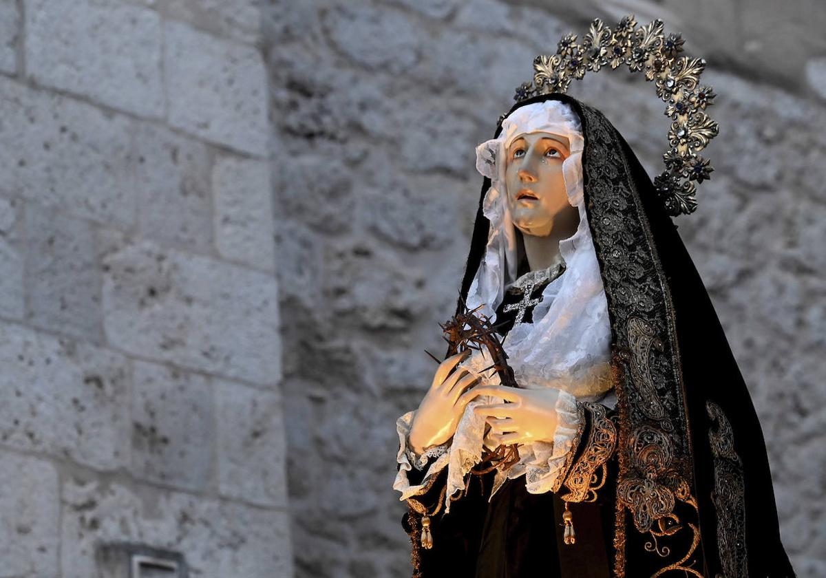 La talla de La Soledad recorrió las calles del centro.