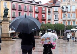 Los paraguas han sido una tónica habitual esta Semana Santa en Burgos