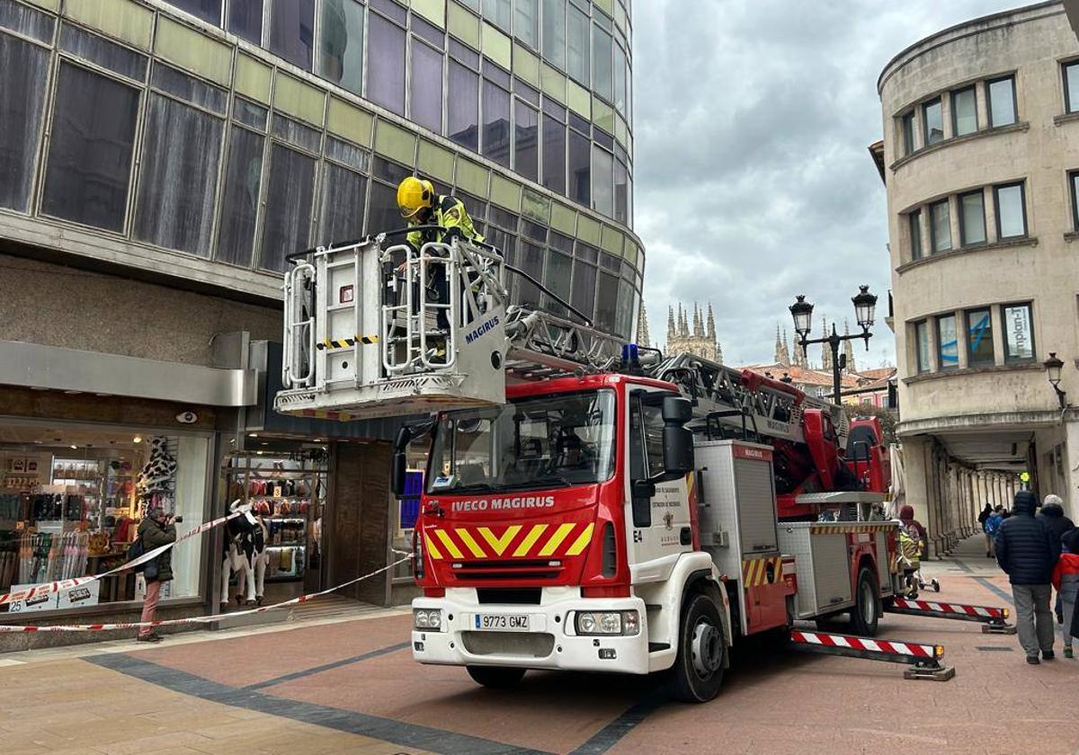 Los Bomberos de Burgos realizan una intervención de fijación de chapas en el Edificio Campo de Burgos