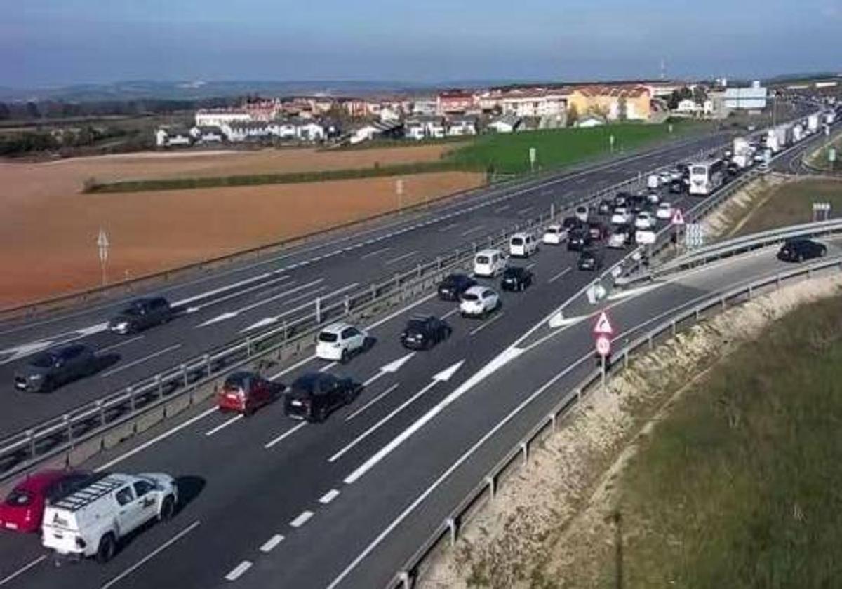 Imagen de archivo de retenciones en las carreteras burgalesas.