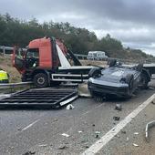 Aparatoso accidente en la A-1 tras el vuelco de un camión que transportaba varios turismos