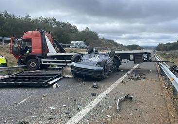 Aparatoso accidente en la A-1 tras el vuelco de un camión que transportaba varios turismos