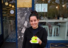 Elena Torrón, propietaria del Colofón, con su pastel de lima limón, pistacho y frambuesa