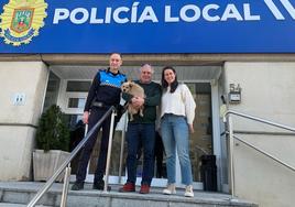 Rocío con la Policía Local en la entrega de un perro.