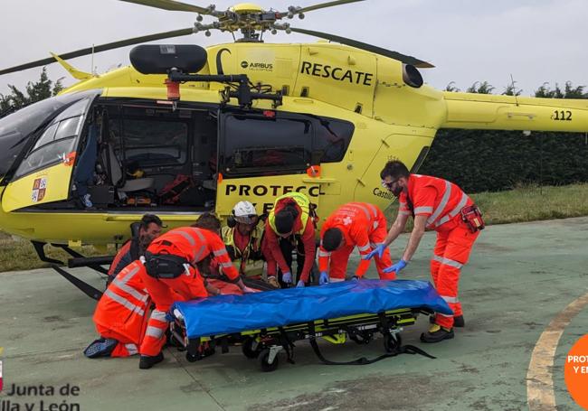 Preparación de la camilla para ser trasladado en helicóptero.