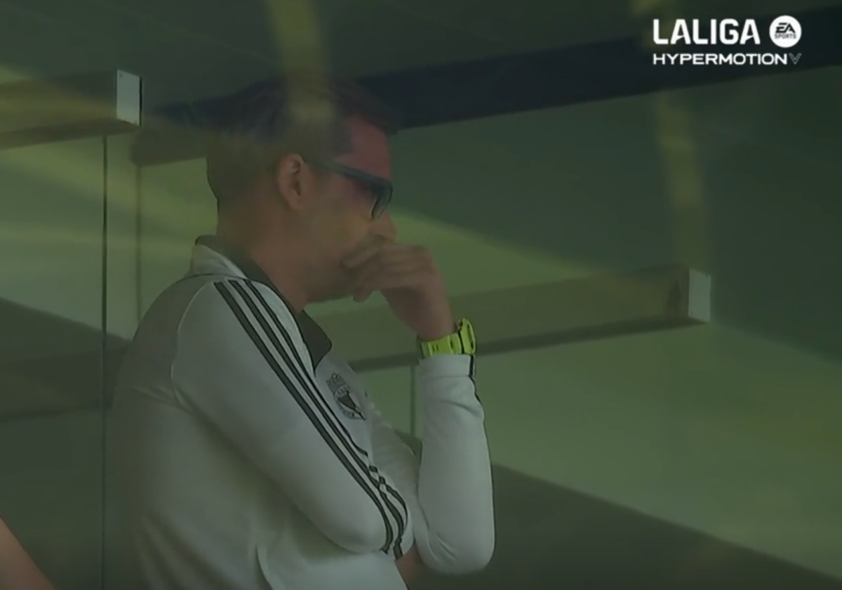 El entrenador del Burgos CF, Jon Pérez Bolo, sigue el partido desde una de las cabinas del Estadio de La Cerámica