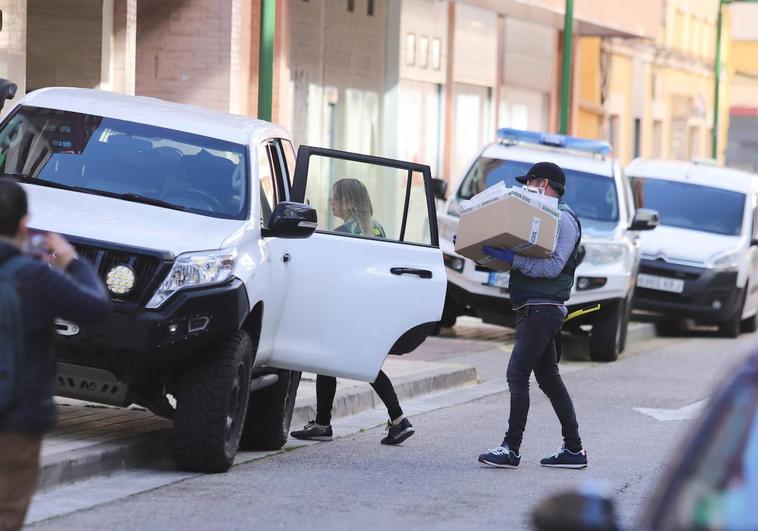 Los agentes de la Guardia Civil ha incautado importante material.