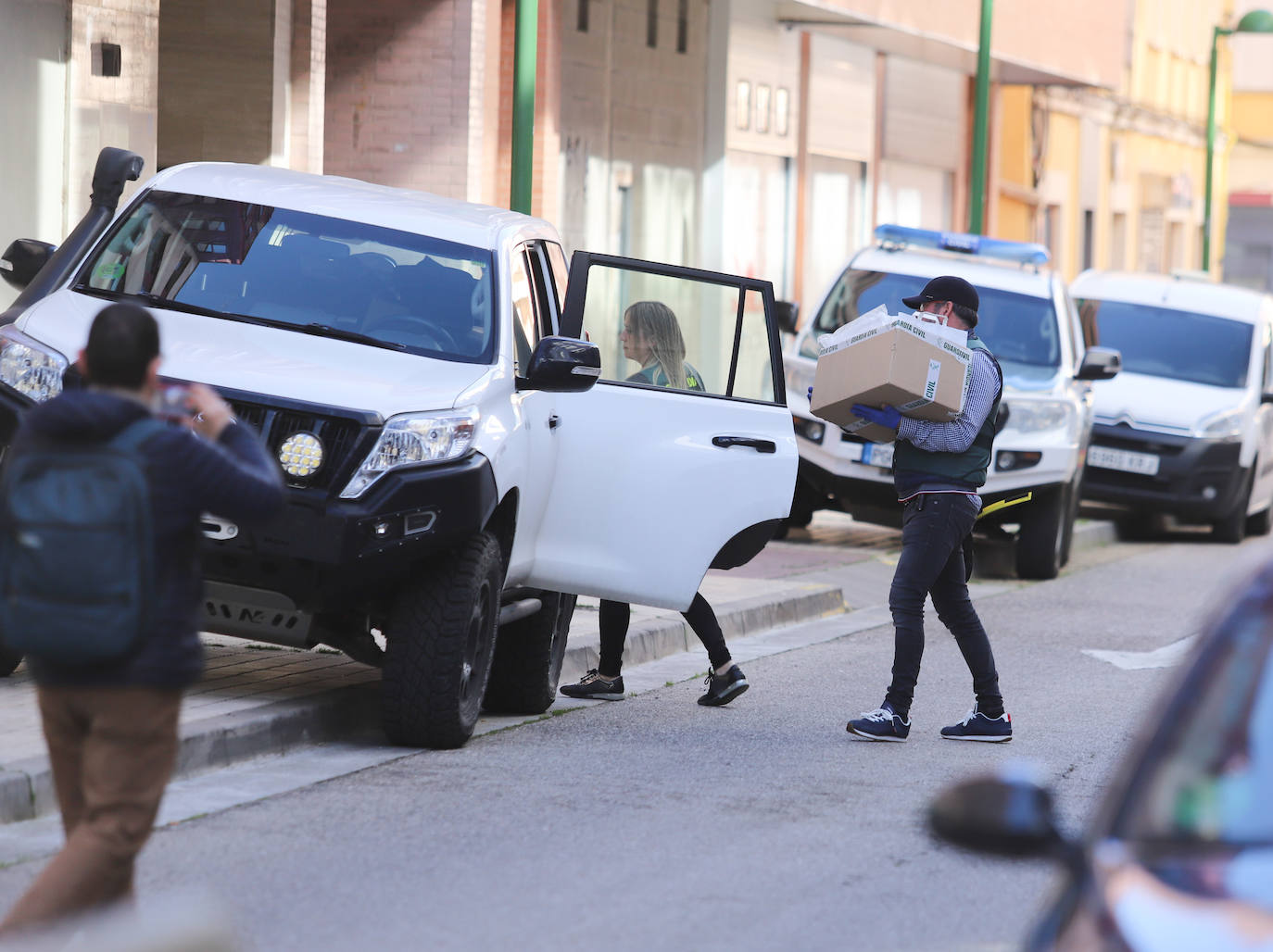 La operación de la Guardia Civil en un piso de Burgos en imágenes