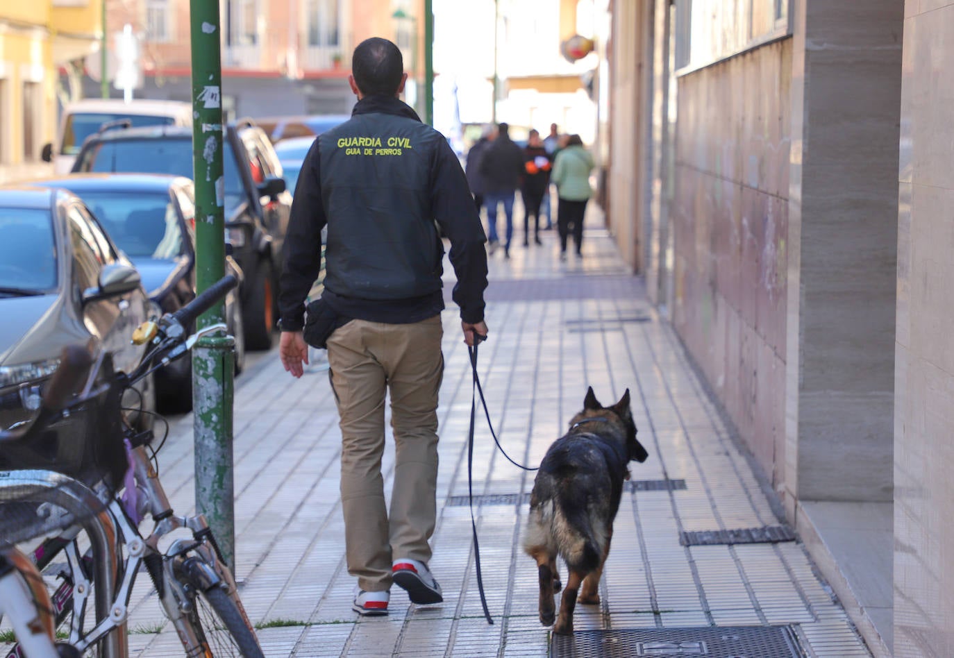 La operación de la Guardia Civil en un piso de Burgos en imágenes