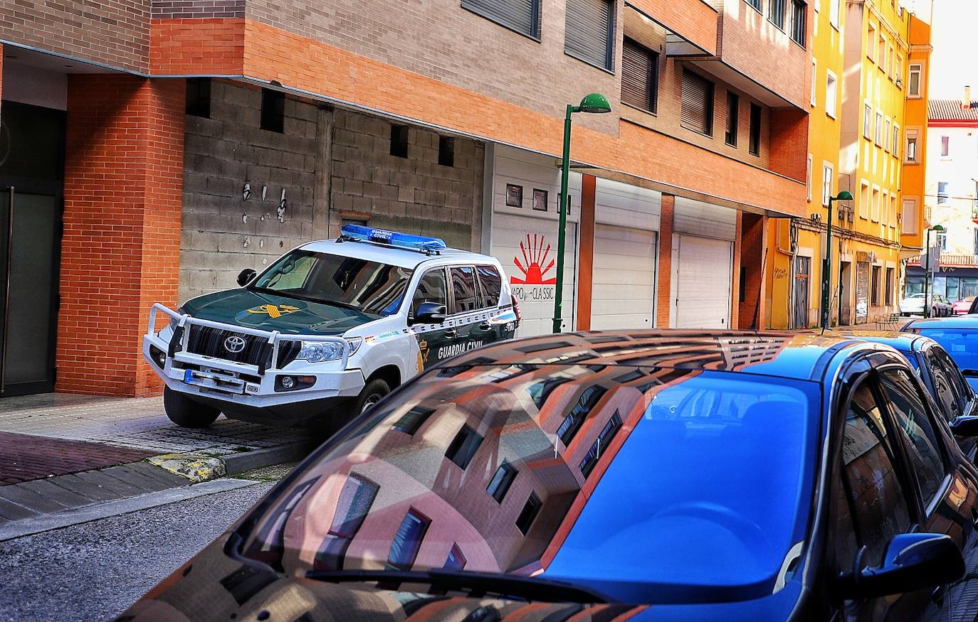 La operación de la Guardia Civil en un piso de Burgos en imágenes