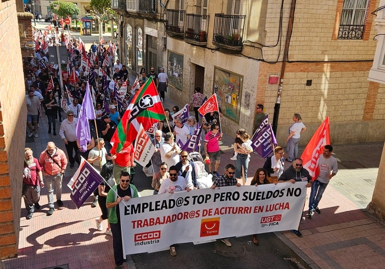 Cerca de trescientas personas participaron en la manifestación de los trabajadores de Aciturri