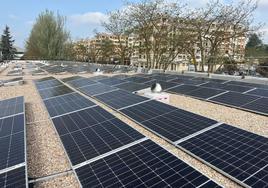 Se han instalado numerosas placas solares en el tejado del edificio de entrada.