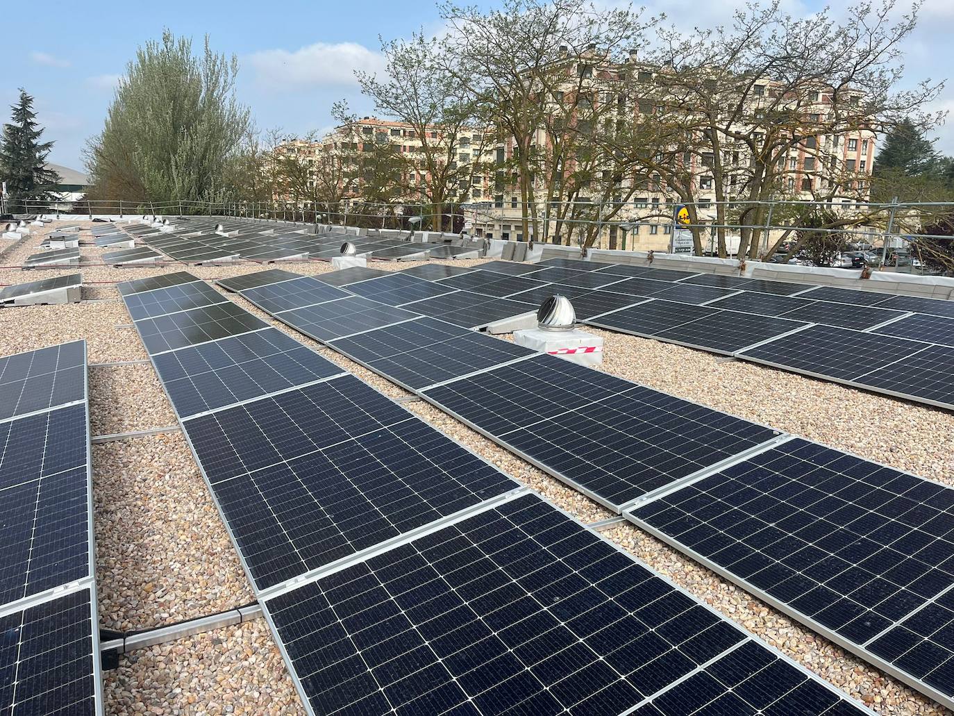 Se han instalado numerosas placas solares en el tejado del edificio de entrada.