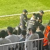 La Policía nacional expulsó a varios aficionados del estadio.