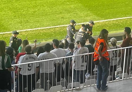 La Policía nacional expulsó a varios aficionados del estadio.