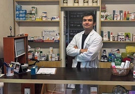 Carlos Rol en la farmacia de Huerta de Rey.