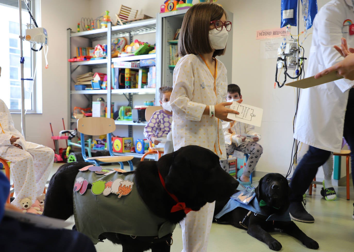 La terapia con perros para los niños hospitalizados en Burgos, en imágenes