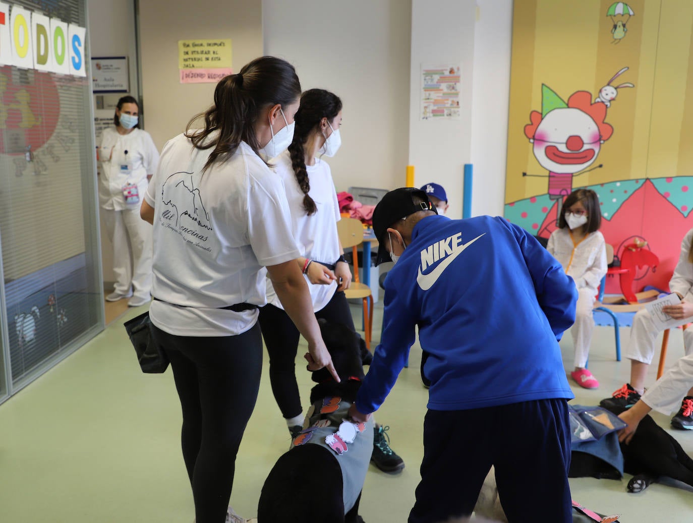 La terapia con perros para los niños hospitalizados en Burgos, en imágenes