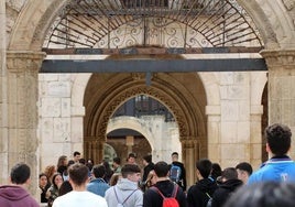 Estudiantes accediendo a las instalaciones de la UBU en Burgos.