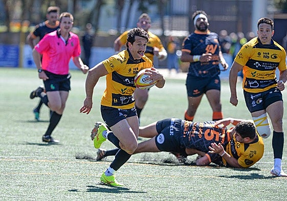 Tani Bay, corriendo hacia la línea de anotación.