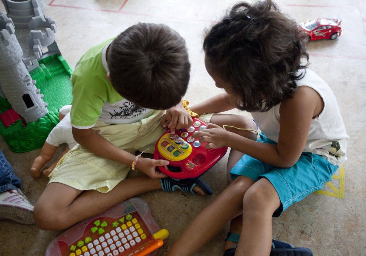 Imagen de archivo de dos niños jugando.