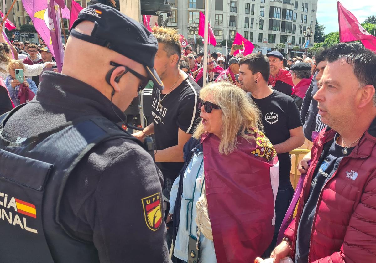 Intervención de la Policía Nacional mientras la gente se agolpaba frente al escenario.