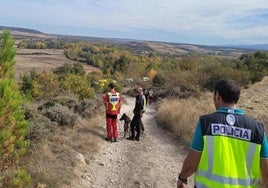 Policía Nacional de Burgos y la unidad canina del GREM, peinan montes cercanos a Burgos en una búsqueda de 2022.