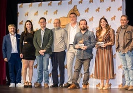 Los galardonados por el jurado posan con el premio.