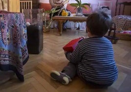 Imagen de archivo de un niño jugando en su casa.