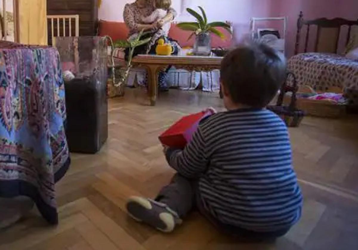 Imagen de archivo de un niño jugando en su casa.