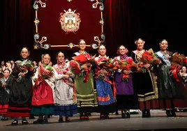La nueva Corte de Honor, con la Reina Infantil, Vega Sacristán (segunda por la izquierda) y la Reina Mayor, Natalia Pérez (tercera por la derecha).