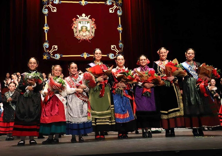 La nueva Corte de Honor, con la Reina Infantil, Vega Sacristán (segunda por la izquierda) y la Reina Mayor, Natalia Pérez (tercera por la derecha).