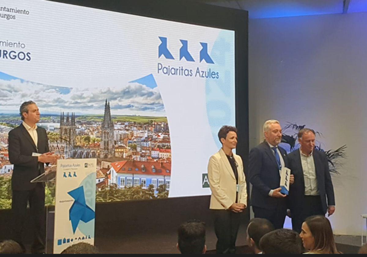 Carlos Niño, concejal de Medio Ambiente del Ayto. de Burgos, recibe el premio.