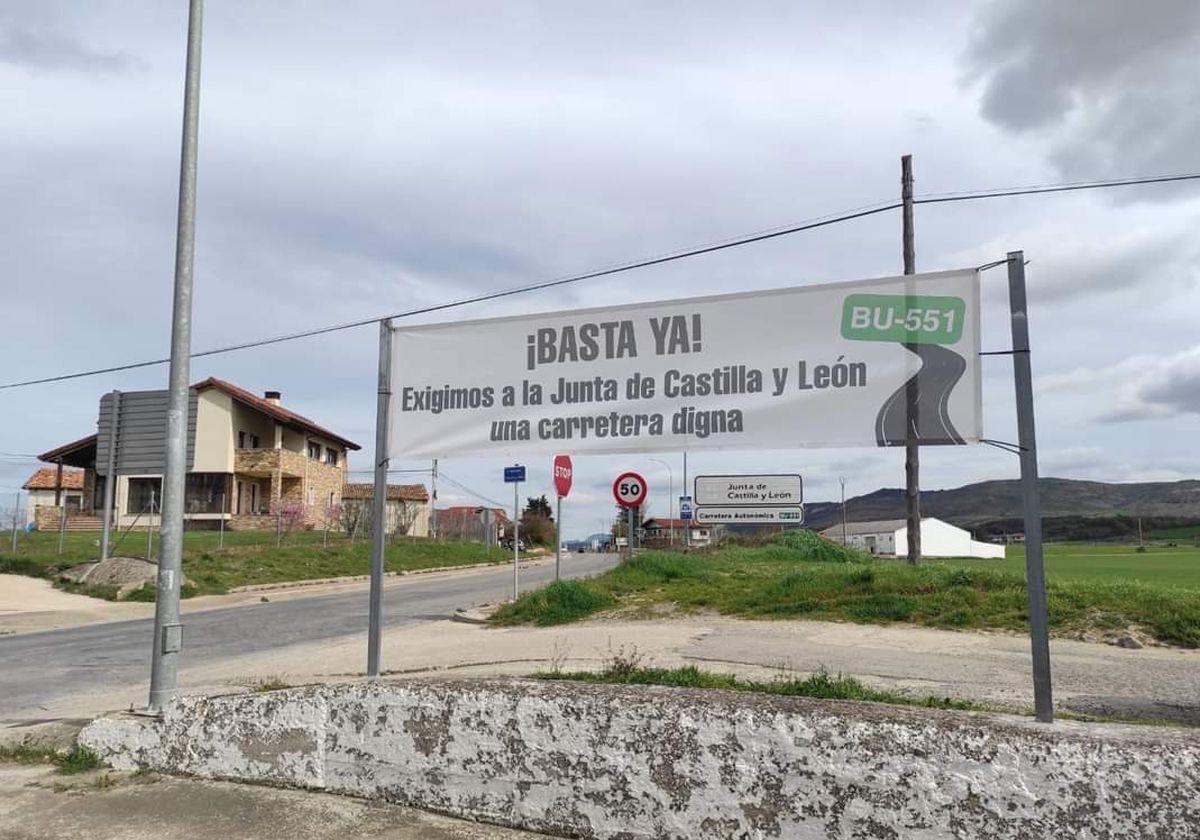 Pancarta con la que los municipos de la comarca de Medina exigen sus reivindicaciones.