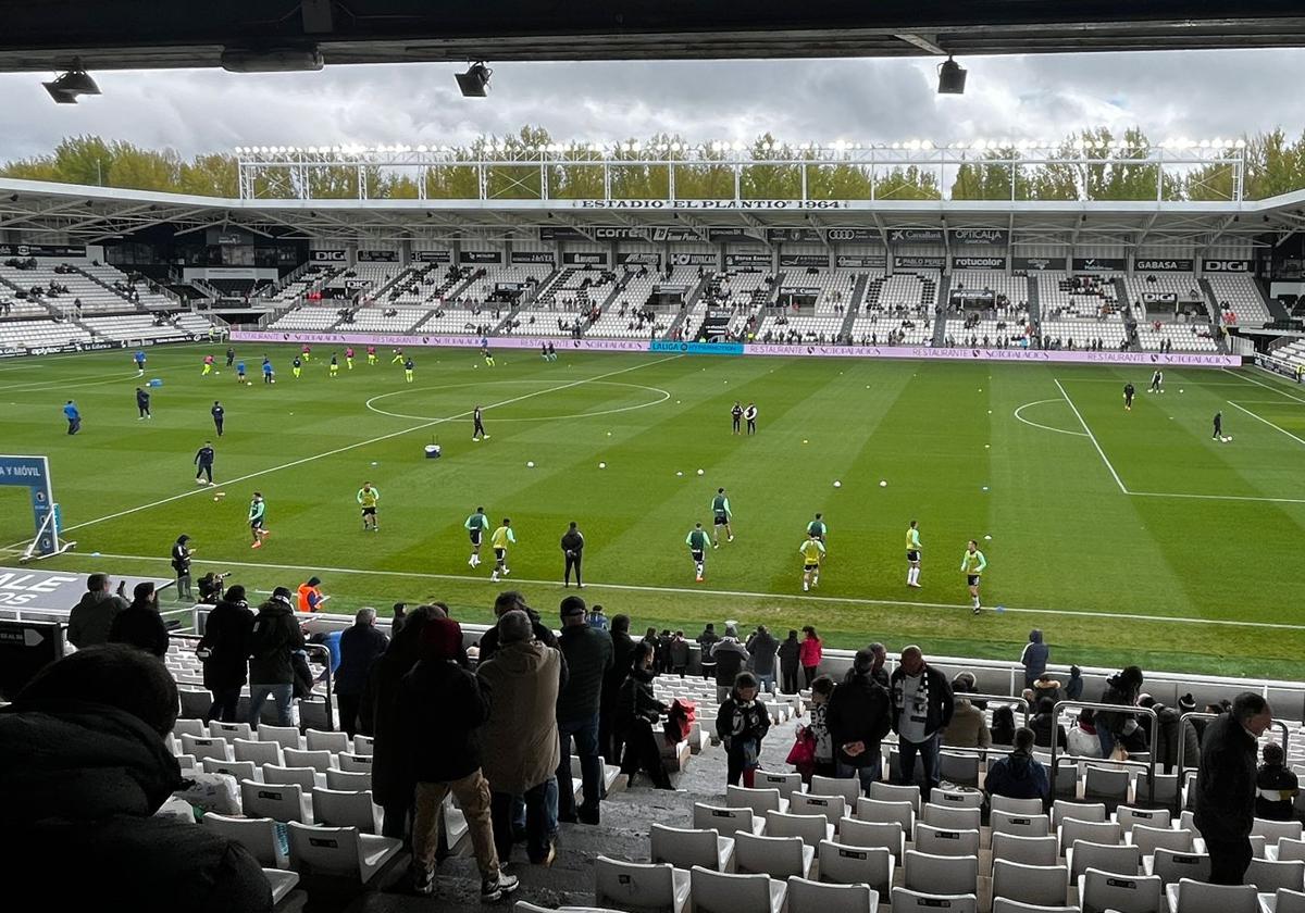 Calentamiento previo al partido en el Plantio