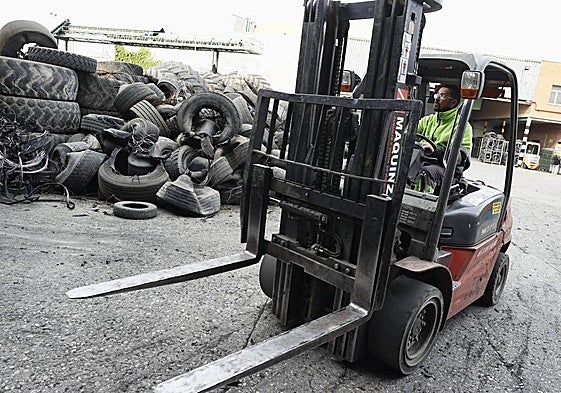 Trabajador en una planta de reciclado de neumáticos.