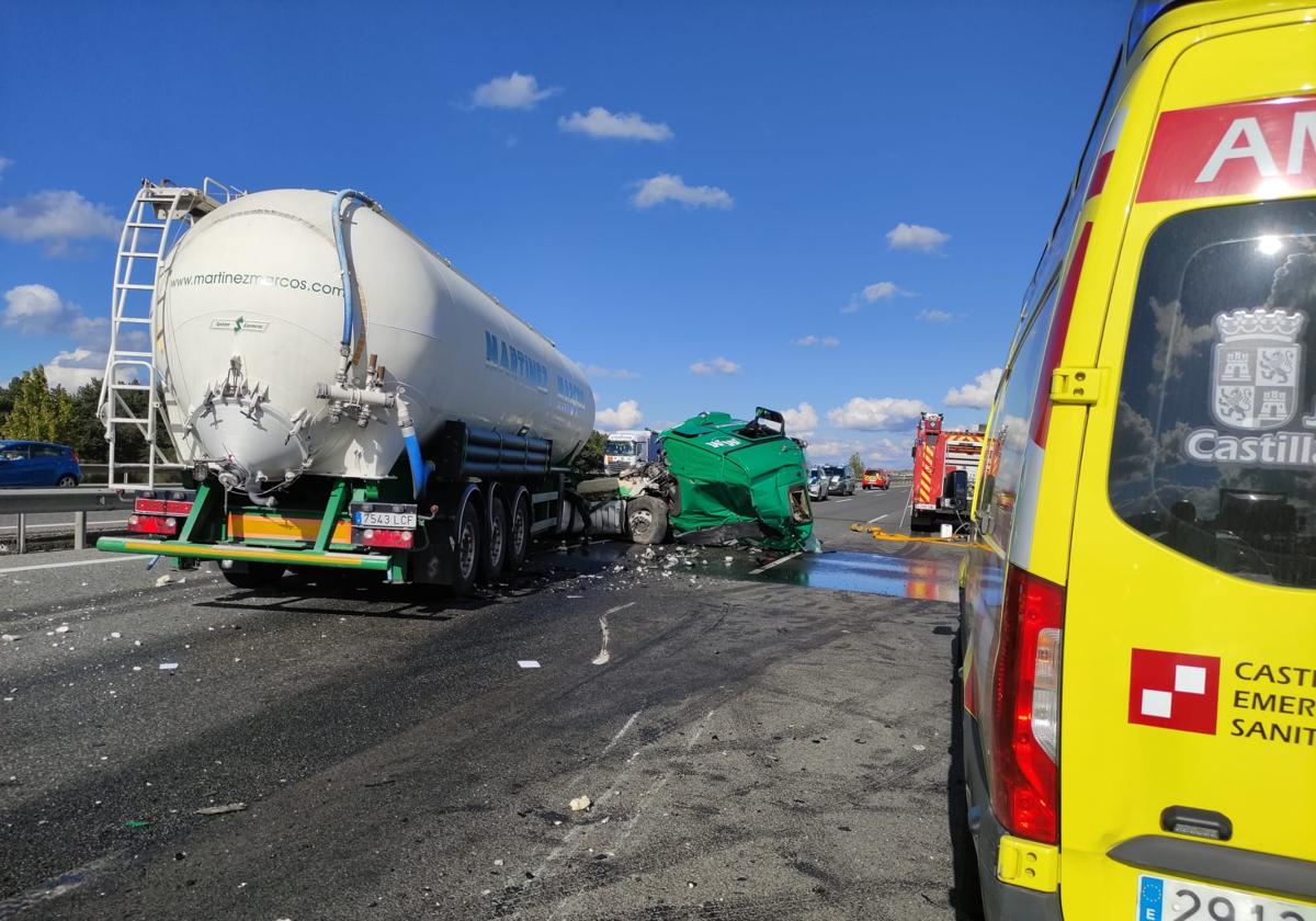 El accidente entre dos camiones en la A-1, en imágenes