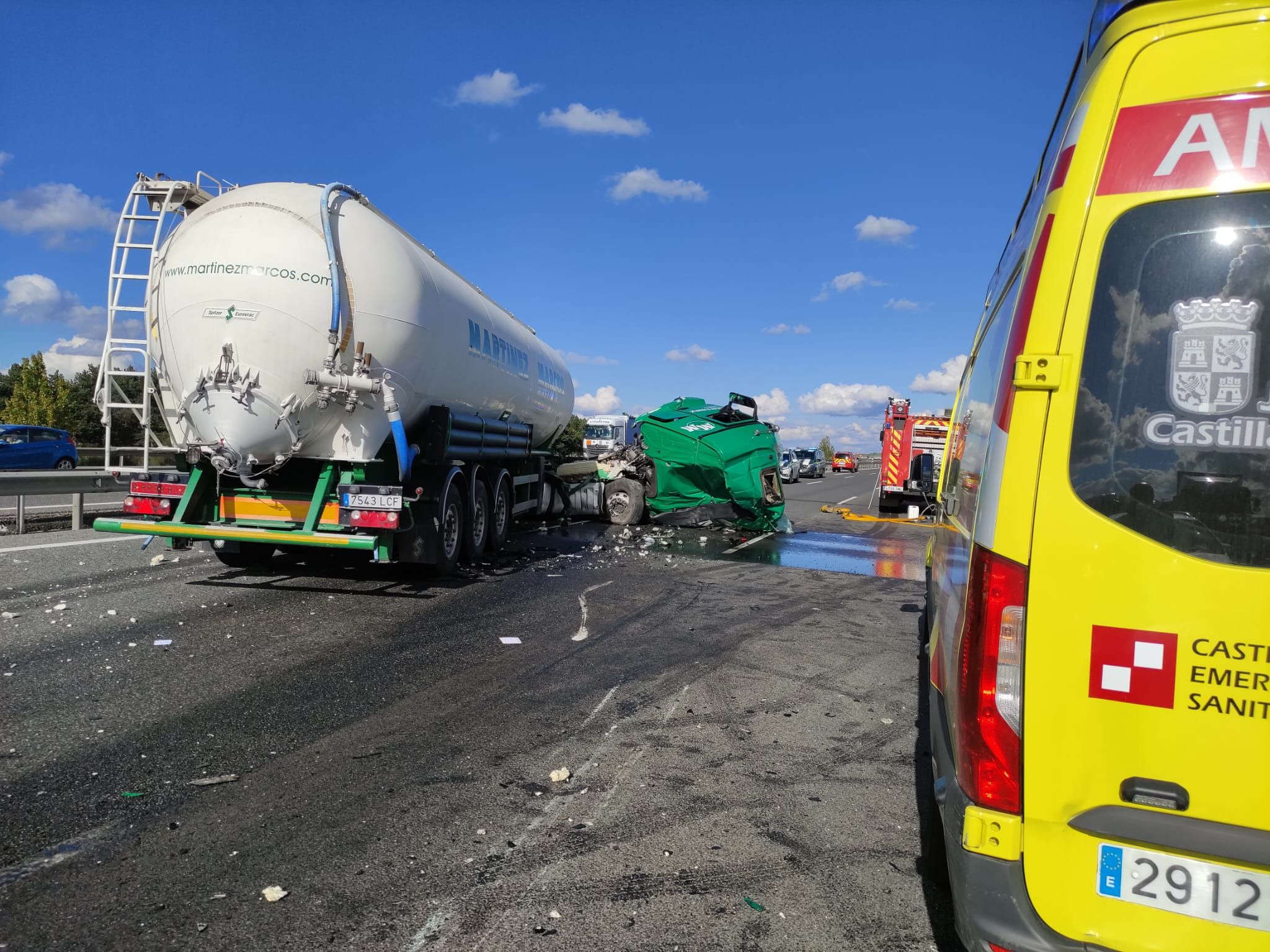 El accidente entre dos camiones en la A-1, en imágenes