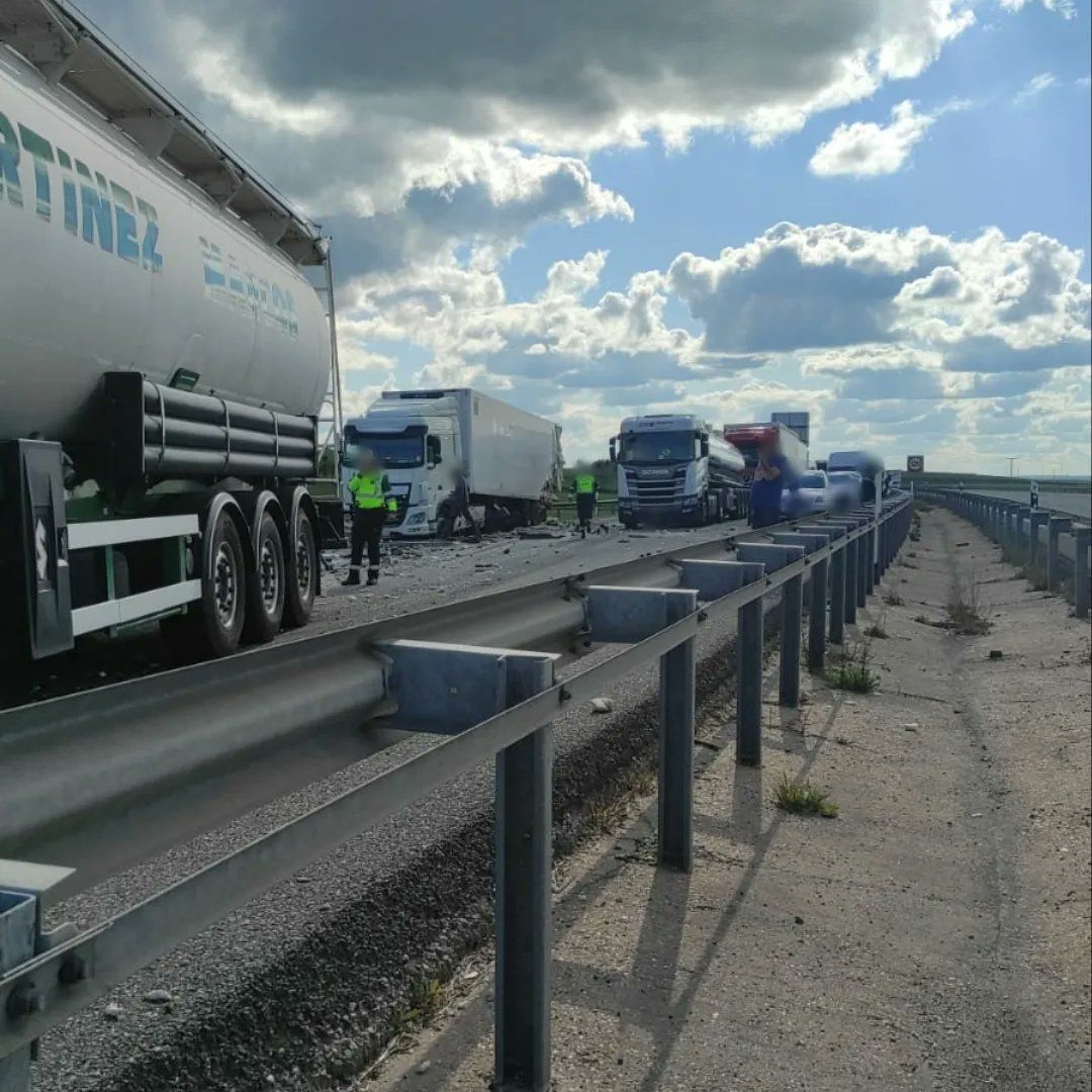 El accidente entre dos camiones en la A-1, en imágenes