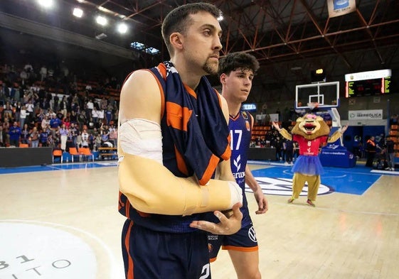 Joe Cremo al final del encuentro ante el Hestia Menorca en El Plantío.