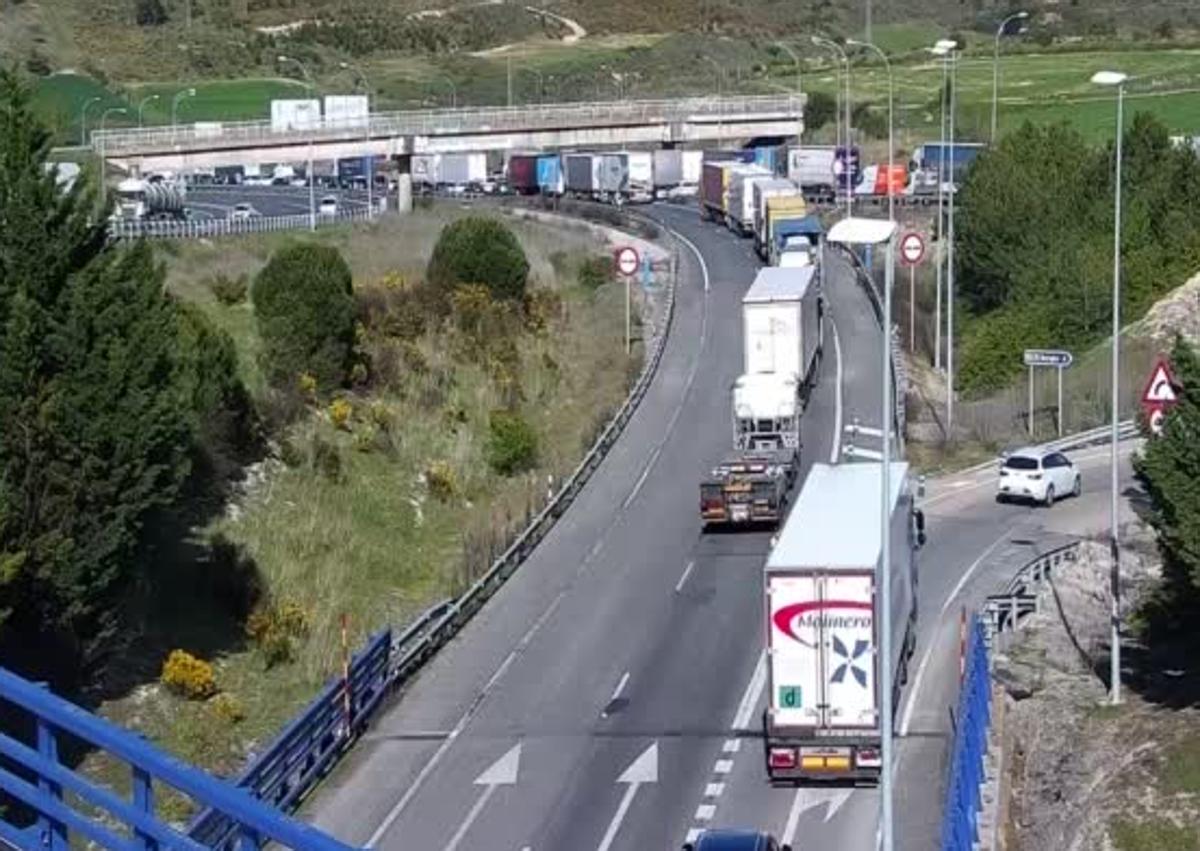 Imagen secundaria 1 - El accidente está provocando retenciones en la A-1 a la altura de Burgos. 