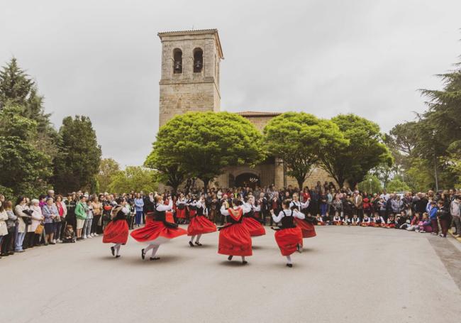 Exhibición de danzas delante del Santuario de Ntra. Sra. Del Rosario.