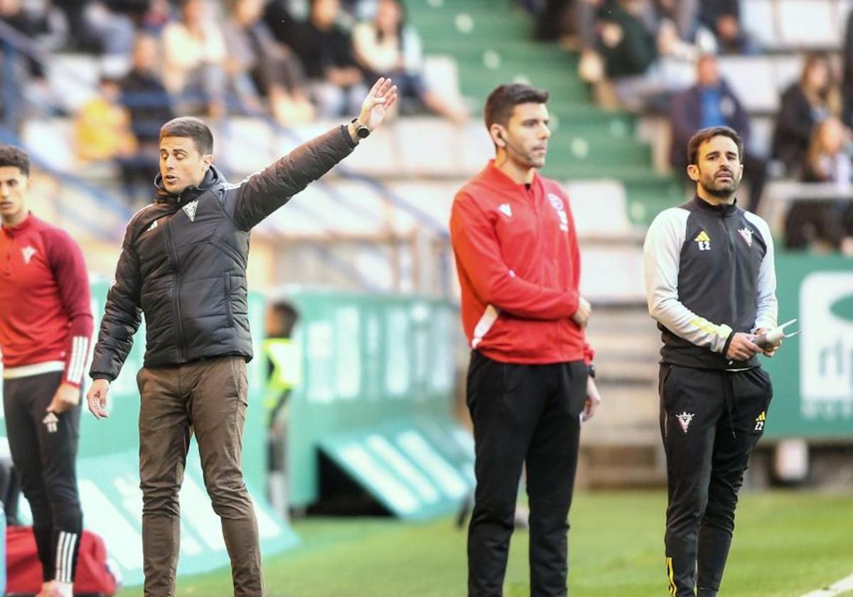 El entrenador del CD Mirandés, Alessio Lisci, en el partido contra el Racing Club Ferrol.