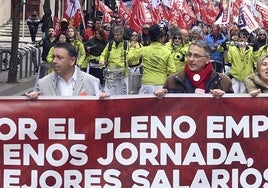 Pablo Dionisio Fraile, secretario general UGT y Juan Núñez, de CCOO encabezando la manifestación del Primero de Mayo.