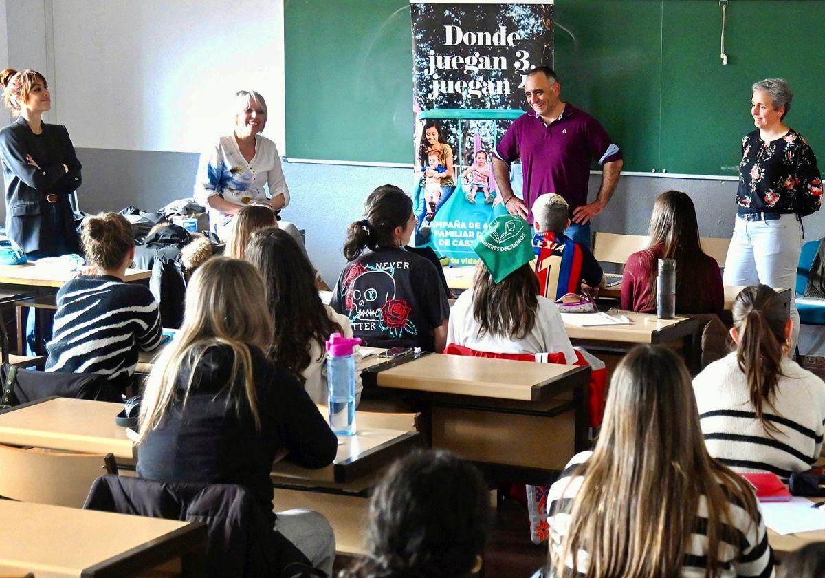 Imagen del encuentro entre alumnos, el personal de Cruz Roja y la familia acogedora.