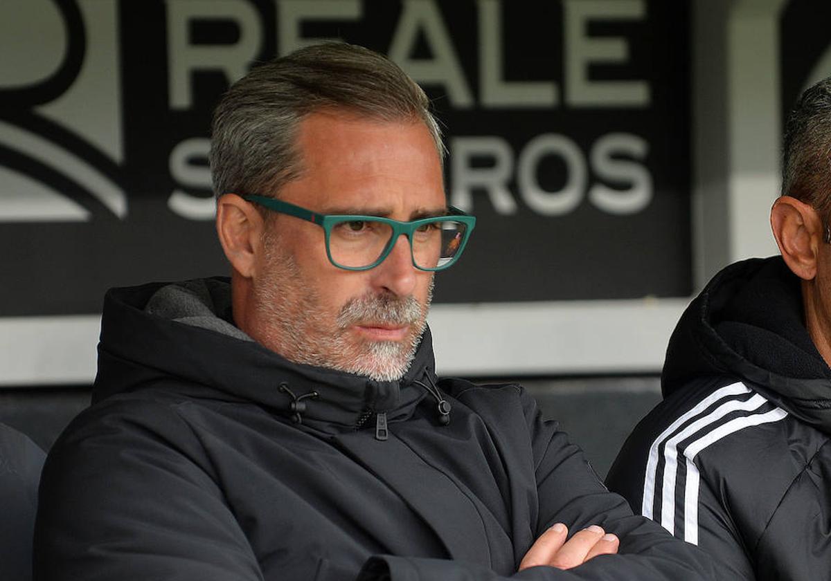 Jon Pérez Bolo, en el banquillo de El Plantío durante el partido frente al Amorebieta.