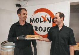 Adrían Santamaría propietario del Molino Rojo junto a su cocinero Miguel Grajera en el local burgalés.